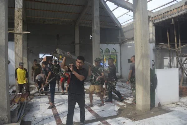 Rehabilitasi masjid oleh anggota satgas TMMD dan masyarakat (dok:Ist)