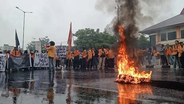 Masa aksi membakar ban bekas dan membentangkan spanduk protes, (Dok. M. Yasin Ahmad KabarMakassar)