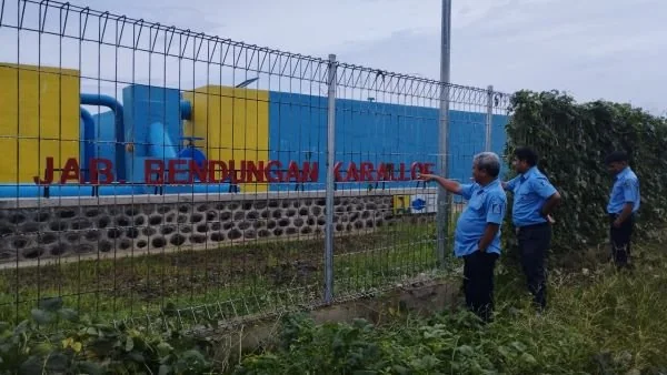 Direktur PDAM Jeneponto, Junaedi bersama jajarannya saat meninjau Jaringan Air Baku Bendungan Kareloe. (dok: Ullah).