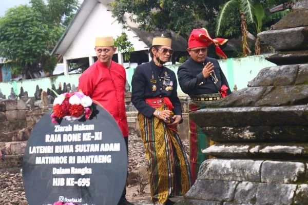 Pemkab Bone saat melaksanakan prosesi Ziarah ke Makam Raja Bone ke XI, La Tenri Ruwa Sultan Adam Matinroe Ri Bantaeng (Dok : Ist).