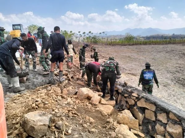 Serma Muh. Ilyas bersama personel gabungan TNI-Polri dan Masyarakat setempat saat melakukan Proses pembangunan talud (Dok : Ist).