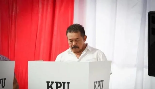 Jaksa Agung Sanitiar Burhanuddin saat mencoblos di TPS Rabu (14/2). Foto dok Penkum Kejagung.