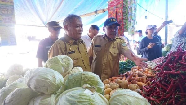 Pemantauan harga yang dilakukan Pjs Bupati Mamuju dan Kadis Ketapang Sulbar Abdul Waris Bestari (Dok : Ist).