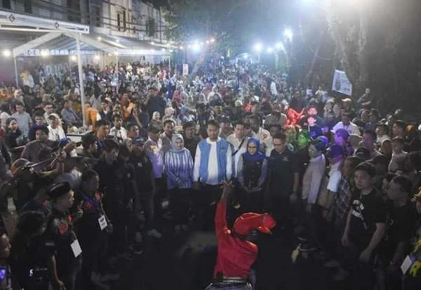 Andi Seto Asapa-Rezki Mulfiati Lutfi disambut tradisi Angngaru saat hadir di Posko Pemenangan Manna Ngapa Supraja’ di Perumnas Antang Raya, Makassar, Kamis (8/8) malam. Foto IST