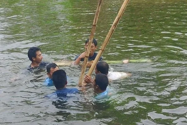 Proses evakuasi korban. (Dok: Ist)