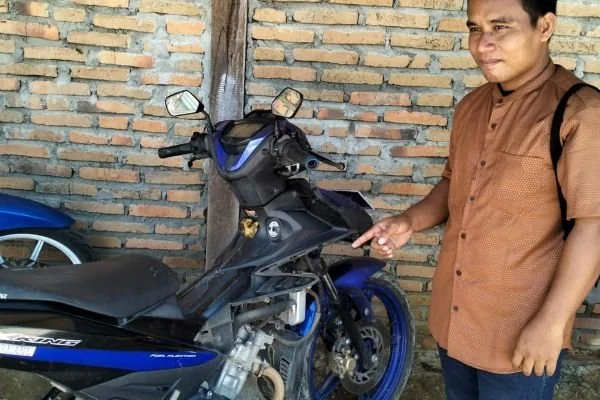 Kepala Lingkungan Landi, Taufiq Syam saat menunjuk Motor warga yang malam tadi kehilangan Body cap samping (Dok : Aldy KabarMakassar).