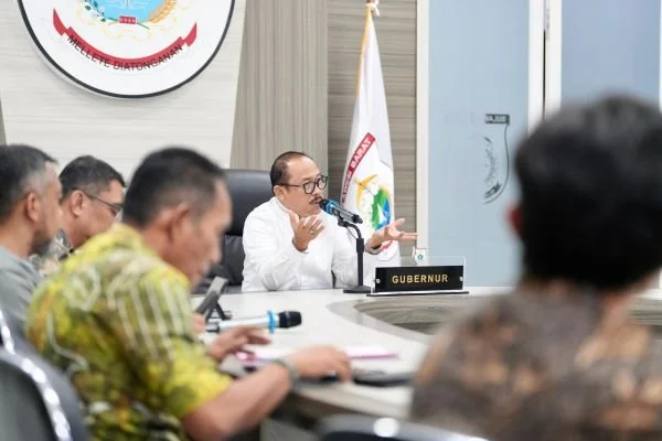 Gubernur Sulbar Suhardi Duka saat memimpin Rapat (dok:ist)