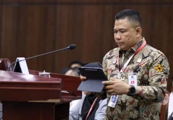 Sucipto Staf Ahli Bidang Hubungan Antar Lembaga mewakili pemerintah memberikan keterangan pada sidang lanjutan uji Nomor 12 Tahun 1980 (Dok: Ist).