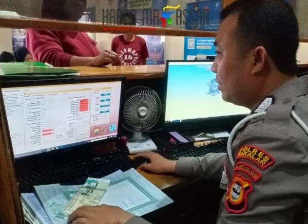 Petugas Samsat Takalar saat melayani pembayaran pajak kendaraan (Dok : Saleh KabarMakassar).