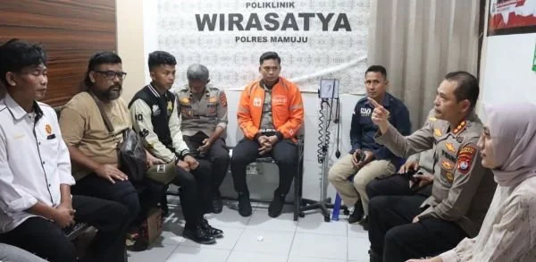 Kapolresta Mamuju saat menjenguk personel Kepolisian yang terluka akibat Unras (dok:Ist)