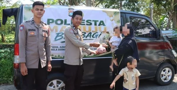 Kasat Binmas bersama personel Bhabinkamtibmas Polsek Mamuju melaksanakan kegiatan sosial dengan menyalurkan ratusan paket daging kurban kepada masyarakat secara door to door. (Dok: Ist)