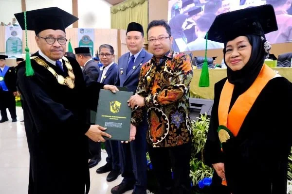 Wabup Gowa Terima Penghargaan dan Pin Emas dari UMI Makassar (Dok : Ist).