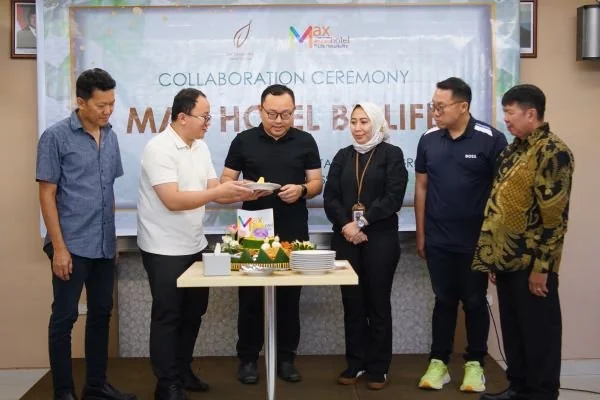 Pemotongan tumpeng oleh manajemen Life Hospitality sebagai tanda peresmian Collaboration Ceremony di Max Hotel Kota Makassar (Dok: Ist).