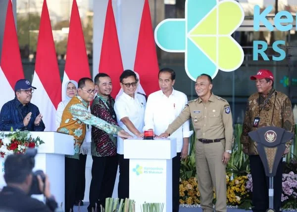 Wali Kota Makassar Moh Ramdhan Pomanto Mendampingi Presidsn RI, Joko Widodo salam peresmian RS Kemenkes Makassar (Dok: Ist)