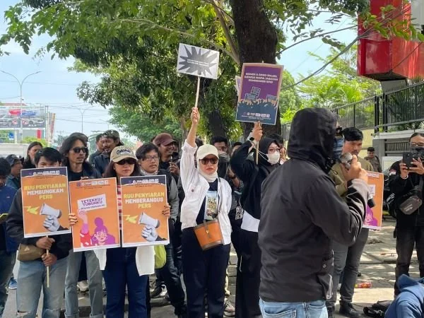 Koalisi Jurnalis Peduli Penyiaran (KJPP) melakukan aksi menolak Rancangan Undang-undang (RUU) Penyiaran di depan Gedung DPRD Sulsel.