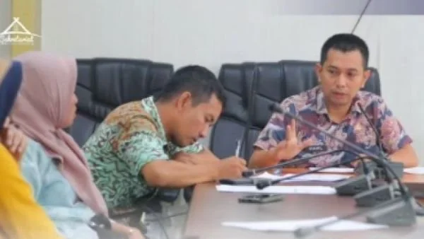 Kabag Humas Protokol DPRD Kota Makassar, Syahril, mengadakan rapat koordinasi dengan seluruh Laskar Pelangi yang berlangsung di Sekretariat DPRD Kota Makassar, Kamis (21/03).