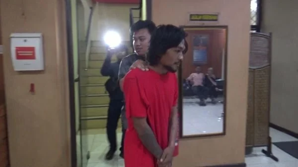 Pelaku saat diamankan pihak kepolisian (Dok : Ist).