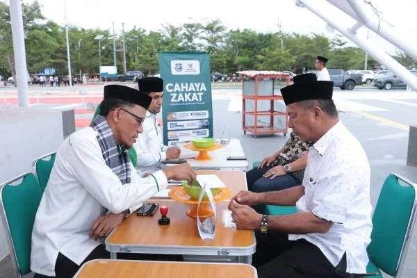 Bupati Bulukumba Andi Muchtar Ali Yusuf menunaikan pembayaran zakat fitrah (Dok : ist).