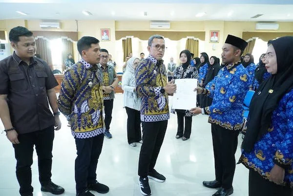 Bupati Jeneponto H. Paris Yasir, bersama Wakil Bupati Islam Iskandar saat menyerahkan SK Tahap I ke ASN PPPK. (IST).