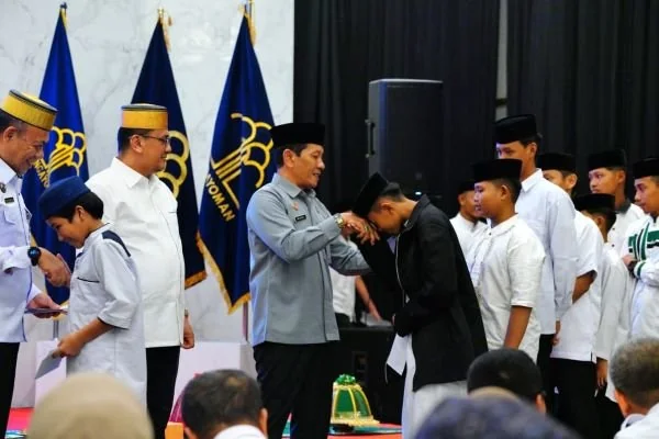 Kanwil Kemenkum Sulsel saat berbuka puasa bersama santri Tahfidz Alquran (Dok : Ist).