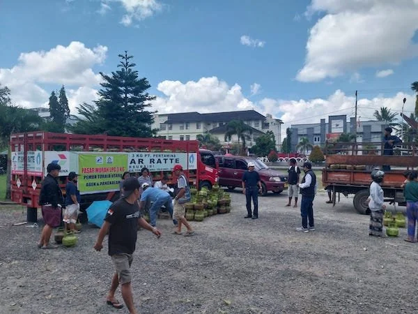 Situasi operasi pasar murah di halaman Gereja Toraja Rantepao, Rabu (8/7/2026). Dok.Jerni