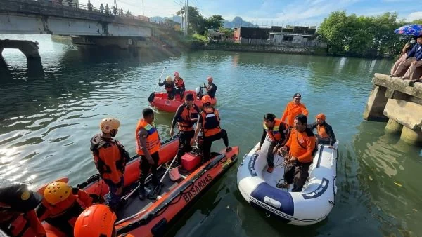 Proses pencarian perempuan yang tenggelam di Sungai Kalibone Pangkep (Dok : Ist).