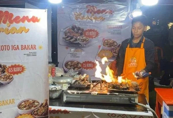 Salah satu pelaku UMKM di Festival Ramadan Vol. 2, Saidar, saat melakukan aktivitas jualannya. (Ist).