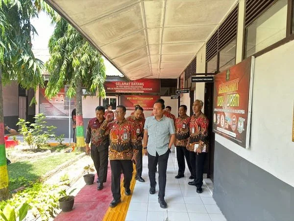 Kadivpas Sulsel  Saat memeriksa Beberapa ruang dikantor Lapas Bulukumba (Foto : Dok. Fitri KabarMakassar).