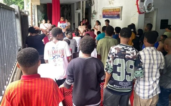 PT Pertamina Patra Niaga Regional Sulawesi melalui Integrated Terminal (IT) Bitung melaksanakan kegiatan Pertamina Berkah berupa santunan bagi anak yatim dan dhuafa lintas agama yang berlangsung di Panti Asuhan Terang Titipan Tuhan, Kota Manado. (Dok: Ist