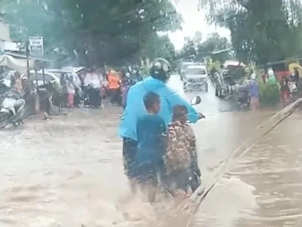 Kondisi banjir yang terjadi di Kampung Sarroangin, Kelurahan Tamanroya (Dok : Ist).
