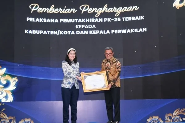 upati Jeneponto, Paris Yaris, menerima penghargaan dari Menteri Kependudukan, Pembangunan Keluarga, dan Badan Kependudukan dan Keluarga Berencana Nasional (Kemendukbangga/BKKBN). Dok. Ist