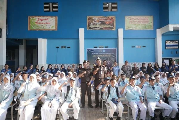 Kajati Sulsel Agus Salim bersama Kacabjari Pelabuhan Makassar, Ady Haryadi Annas saat menggelar kegiatan Peduli Pendidikan di SMPN 22 Makassar, Kelurahan Ujung Pandang Baru, Kecamatan Tallo (Dok : Ist).