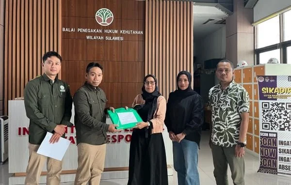 AMAN Sulsel mendampingi Ramlah (putri kandung Ammatoa) melapor ke Balai Pengamanan dan Penegakan Hukum Lingkungan Hidup  dan Kehutanan (Balai Gakkum) Wilayah Sulawesi dan Polda Sulsel. (Dok: Ist)
