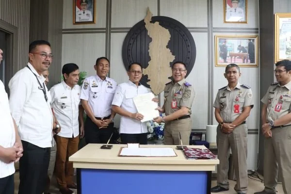 Penyerahan sertifikat aset dari Kantor Wilayah Kementerian ATR/BPN Sulawesi Barat. (Dok: Ist)