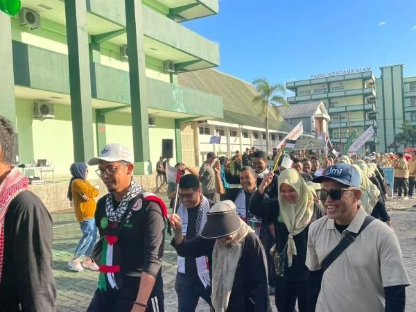 Hari Ulang Tahun (HUT) yang ke-70 tahun Universitas Muslim Indonesia (UMI) menggelar jalan sehat (Dok : Andini KabarMakassar).