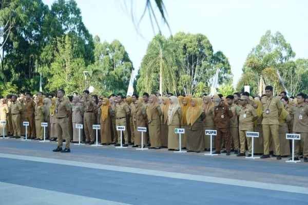 ASN Luwu Timur saat mengikuti apel pagi di halaman Kantor Bupati Luwu Timur (Dok: Ist)