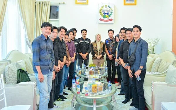 Wagub Sulsel Fatmawati Rusdi bersama Panitia PMTM FORWIL IX dan MUSWIL XV Mahasiswa Mesin Fakultas Teknik UNM di Rumah Jabatan Wagub Sulsel (Dok: Ist)