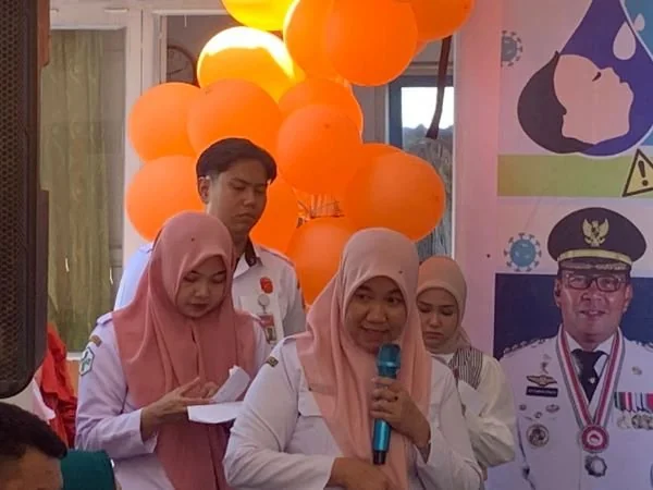 Kepala Dinas Kesehatan (Kadinkes) Kota Makassar, Nursaidah Sirajuddin dalam kegiatan Pekan Imunisasi Nasional (PIN) Polio di Posyandu Asoka 7, Kelurahan Parang Tambung, Kecamatan Tamalate (Dok : ist).