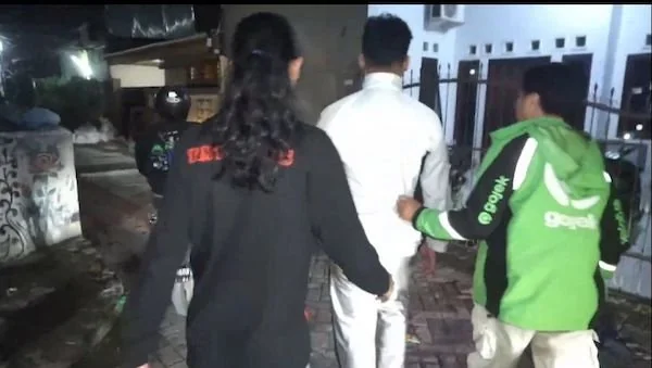 pelaku berbaju putih diamankan unit jatanras Polrestabes Makassar (Dok:Ist)