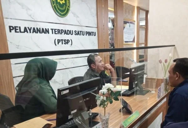 Kasubag Teknis KPU Jeneponto, Rahmat Emba bersama Kordiv Teknis Penyelenggaraan KPU Jeneponto, Arifandi Sarro dan Admin Operator KPU Jeneponto Kasmawati saat mengunjungi PN Kota Makassar (Dok : Ist).