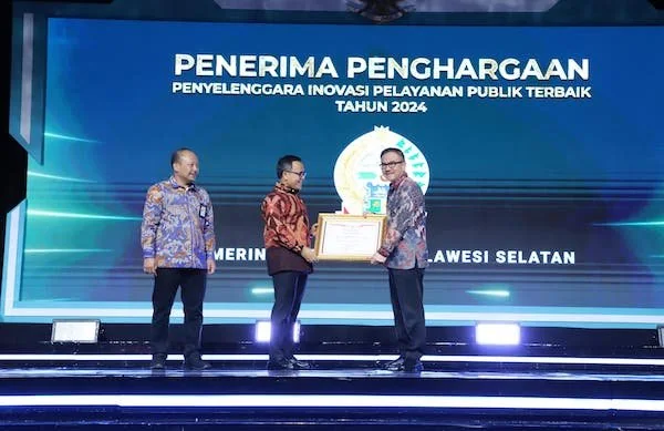 Sekprov Sulsel, Jufri Rahman saat menerima penghargaan dari Menteri PANRB, Abdullah Azwar Anas (Dok: Ist)