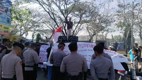 Ratusan Warga Bululoe saat melakukan aksi demonstrasi di Depan Mako Polres Jeneponto (dok : Ist).