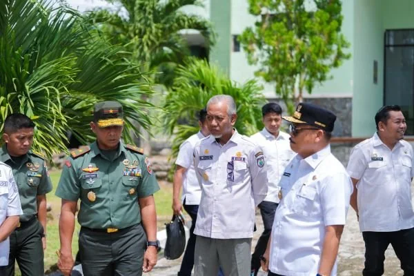 Gubernur Sulbar, PlhSekprov Sulbar bersama Danrem 142 Tatag Mamuju meninjau kesiapan Retreat (Dok : Ist).