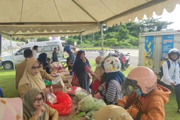 Pasar murah Pemprov Sulbar saat di datangi warga (Dok : Ist).