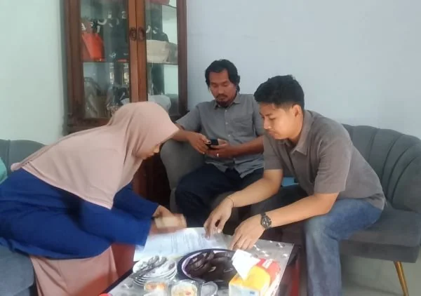 Diskoperindag Sulbar saat melakukan verifikasi lapangan terhadap kelompok calon penerima bantuan peralatan. (Dok: Ist)