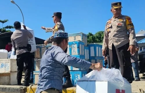 Pendistribusian logistik pemilu 2024 di pulau sembilan Kabupaten Sinjai, Sulawesi Selatan. Foto dok Humas Polres Sinjai
