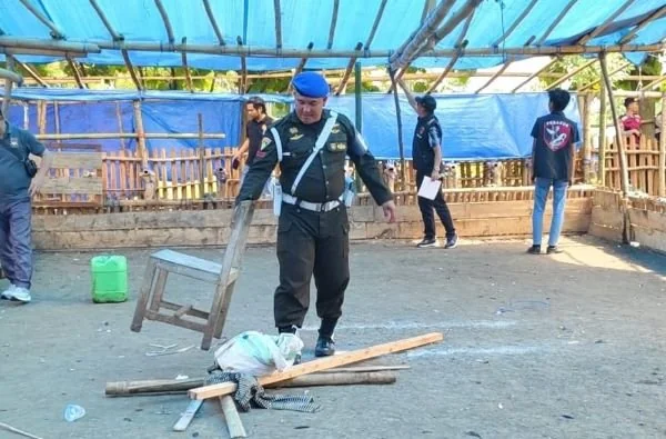 Petugas gabungan saat melakukan penggerebekan arena judi sabung ayam di Bangkala Barat. (Dok: Ist).