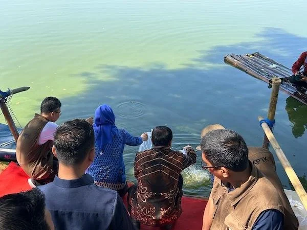 Tebar Benih Ikan Nila di Sungai Mawang Kabupaten Gowa, (Dok: Ist).