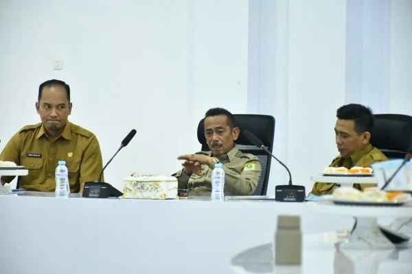 Pj Bupati Sinjai, Andi Jefrianto Asapa, didampingi Pj Sekda Sinjai A. Ilham Abubakar, saat Rakor virtual bersama Kemendagri (Dok : Ist).