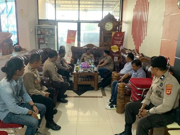 Kapolres Jeneponto, AKBP Widi Setiawan saat melakukan bincang-bincang bersama Ketua KPU, Asmin Syarif (Dok : ist).
